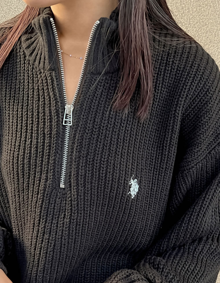 ワンポイント刺繍ハーフジップニット