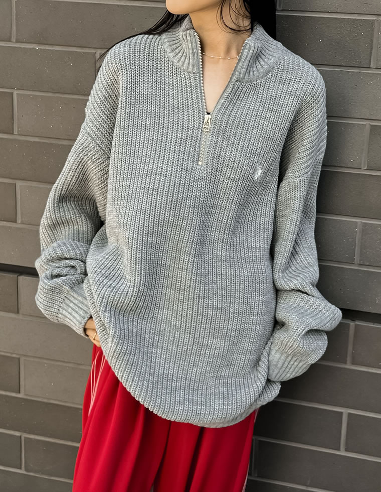 ワンポイント刺繍ハーフジップニット