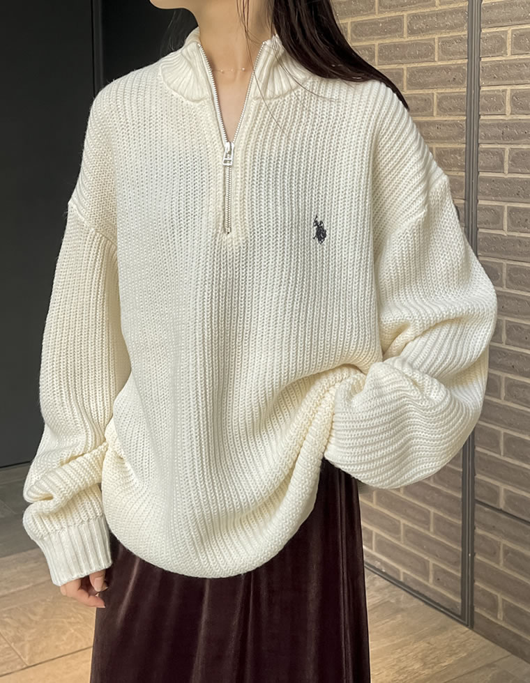 ワンポイント刺繍ハーフジップニット