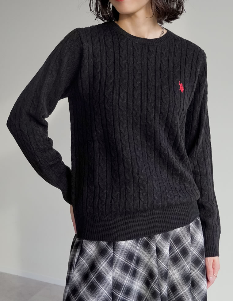 ワンポイント刺繍ケーブルニットトップス
