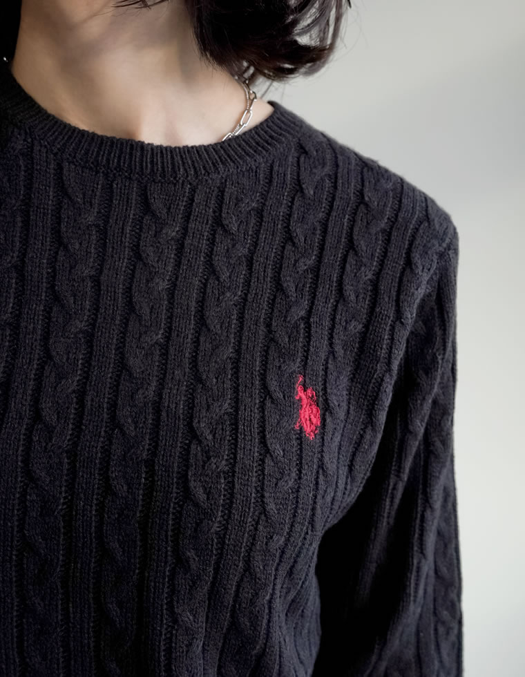 ワンポイント刺繍ケーブルニットトップス