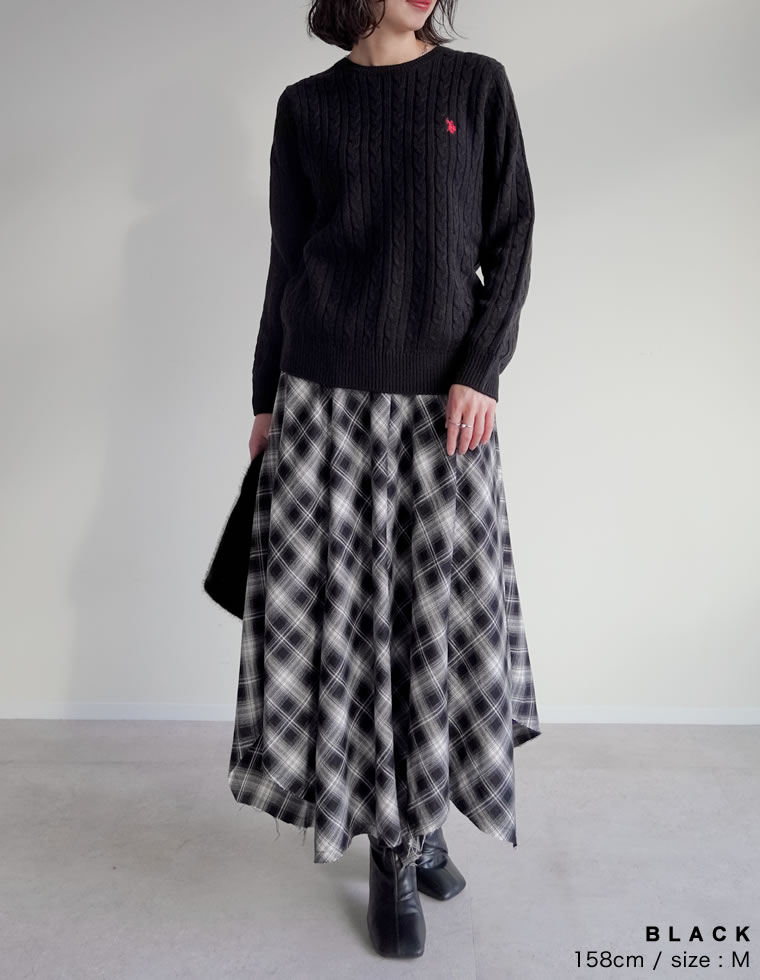 ワンポイント刺繍ケーブルニットトップス