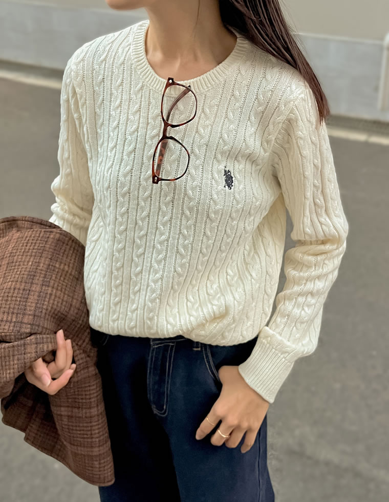 ワンポイント刺繍ケーブルニットトップス