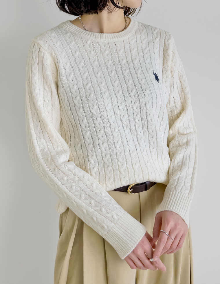 ワンポイント刺繍ケーブルニットトップス