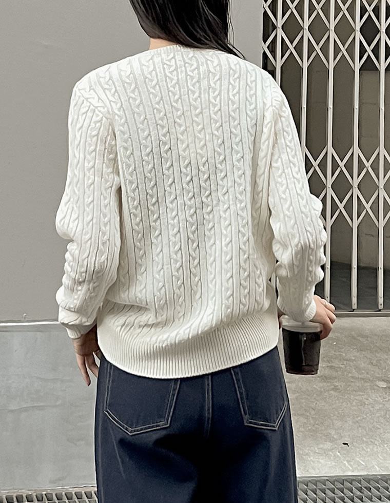 ワンポイント刺繍ケーブルニットトップス