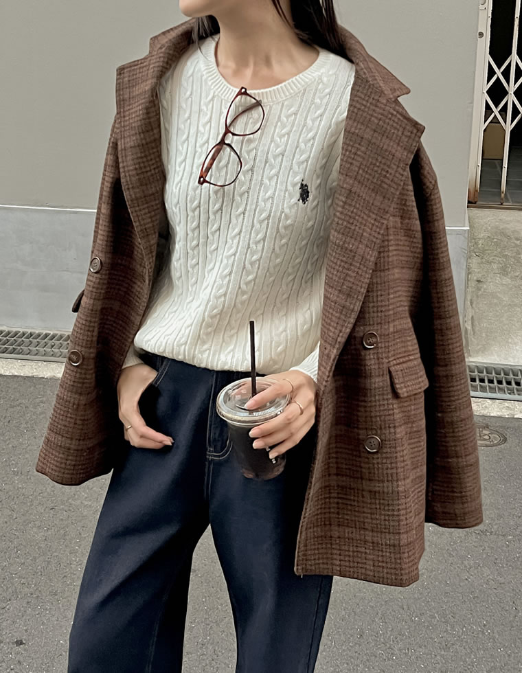 ワンポイント刺繍ケーブルニットトップス