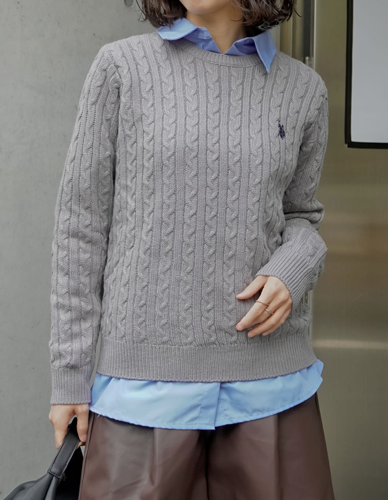 ワンポイント刺繍ケーブルニットトップス
