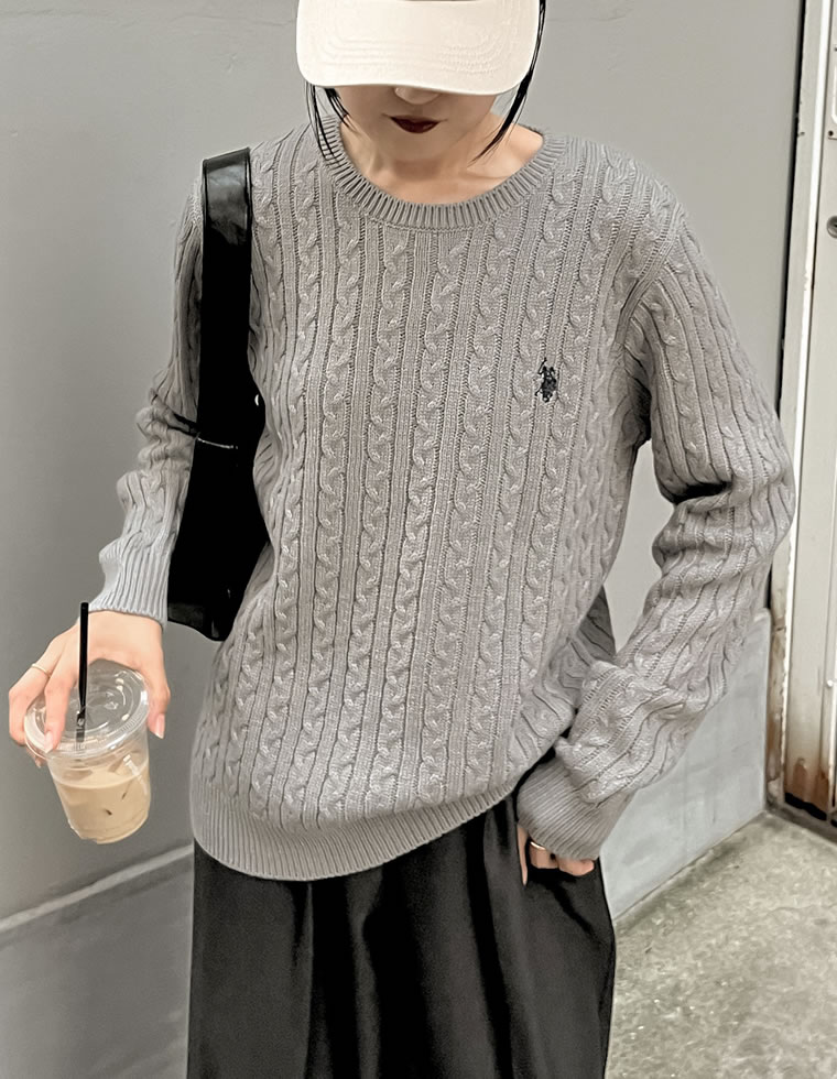 ワンポイント刺繍ケーブルニットトップス
