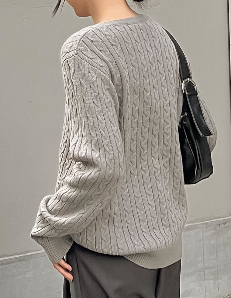 ワンポイント刺繍ケーブルニットトップス