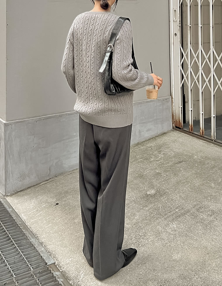 ワンポイント刺繍ケーブルニットトップス