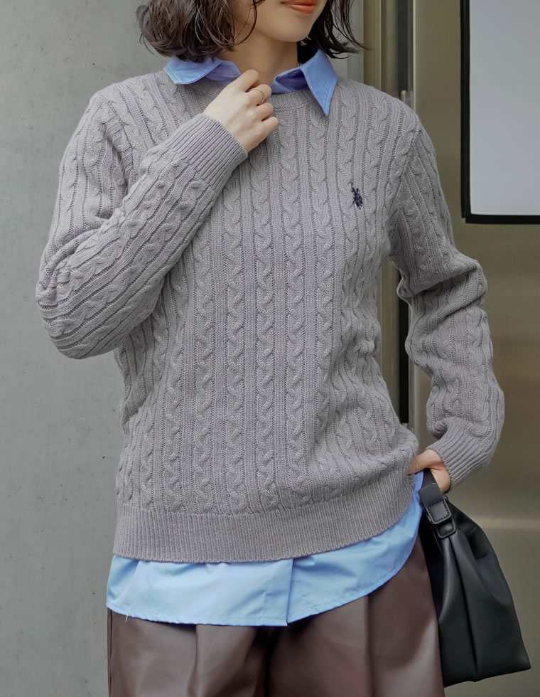 ワンポイント刺繍ケーブルニットトップス
