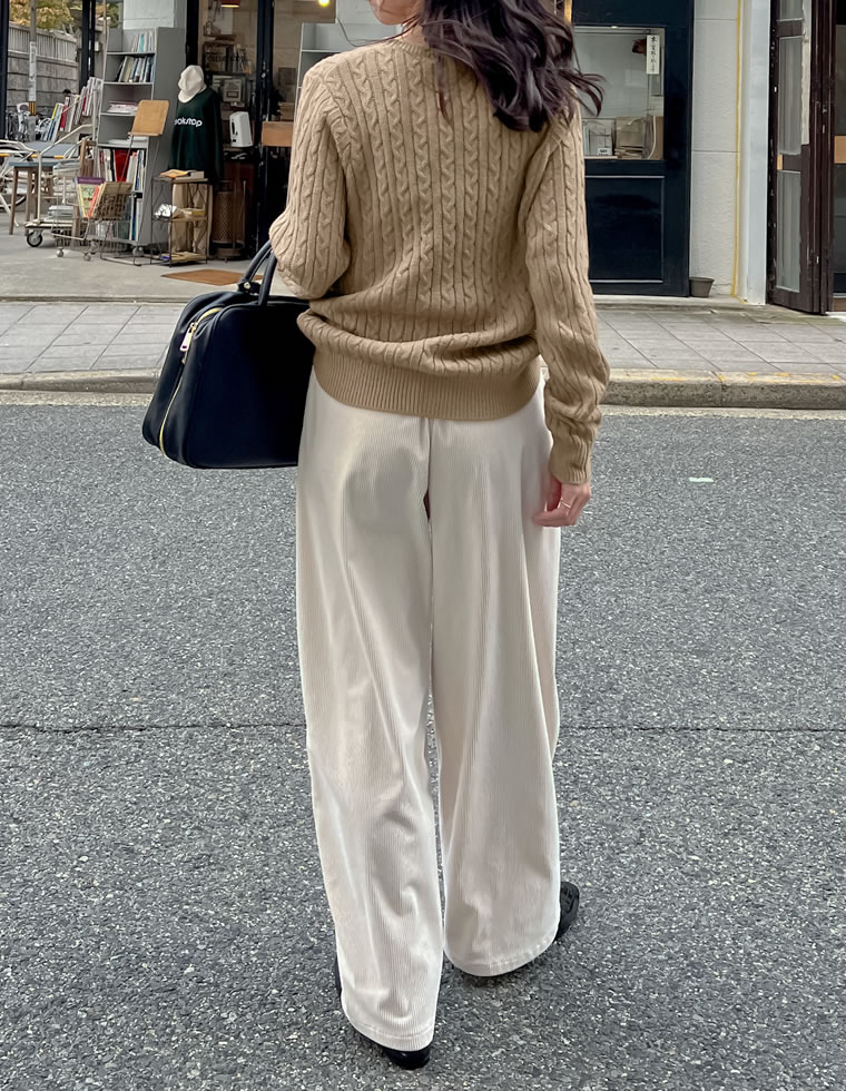 ワンポイント刺繍ケーブルニットトップス