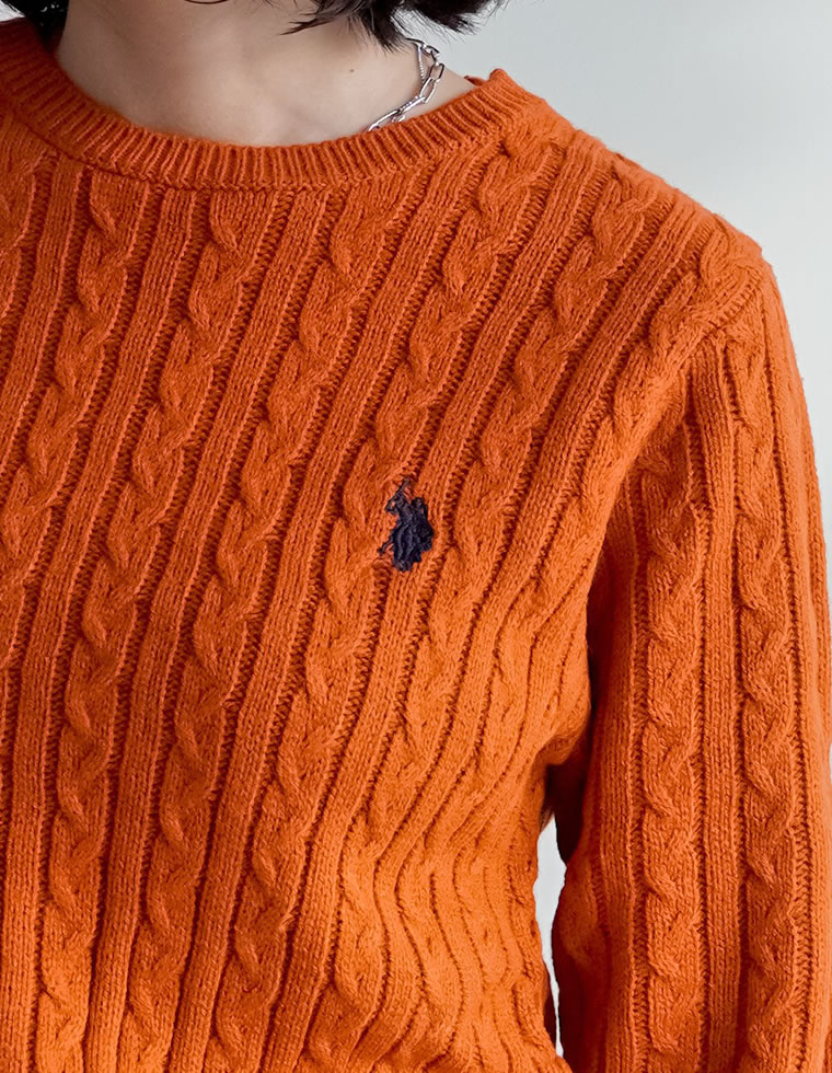 ワンポイント刺繍ケーブルニットトップス