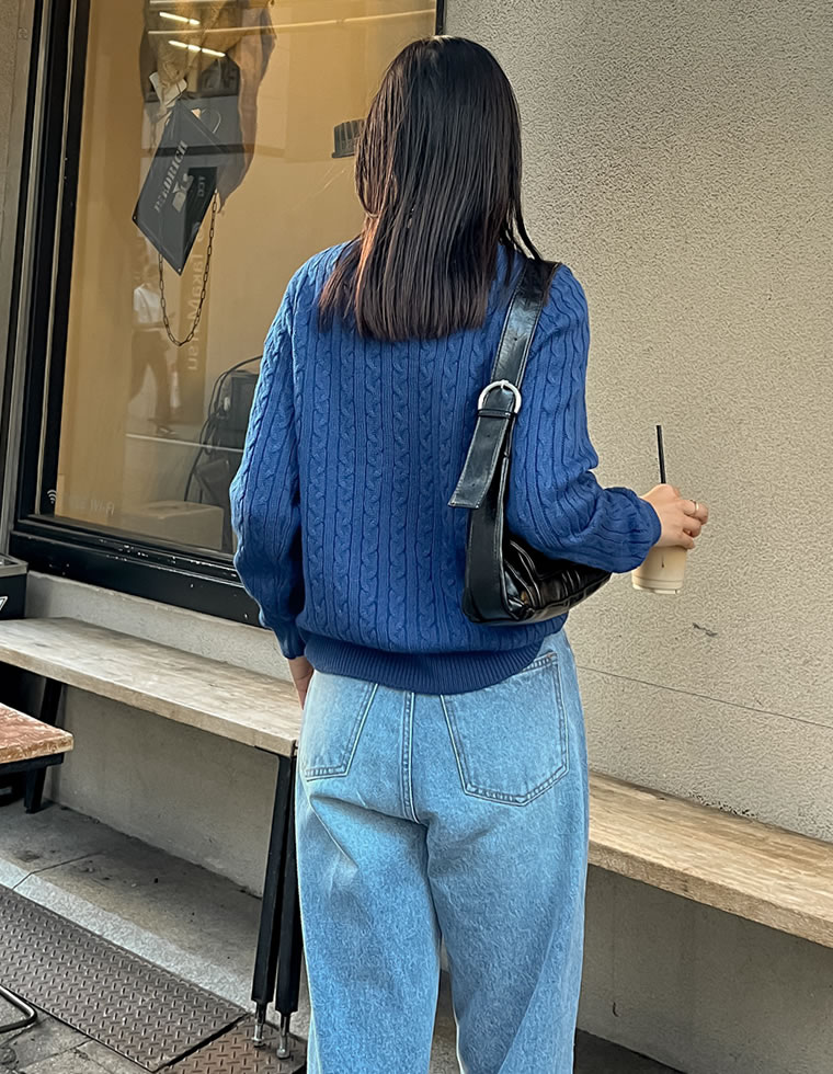 ワンポイント刺繍ケーブルニットトップス