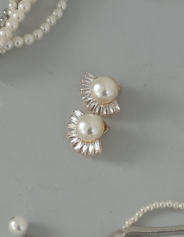 ワンフェイクパールデザインピアス