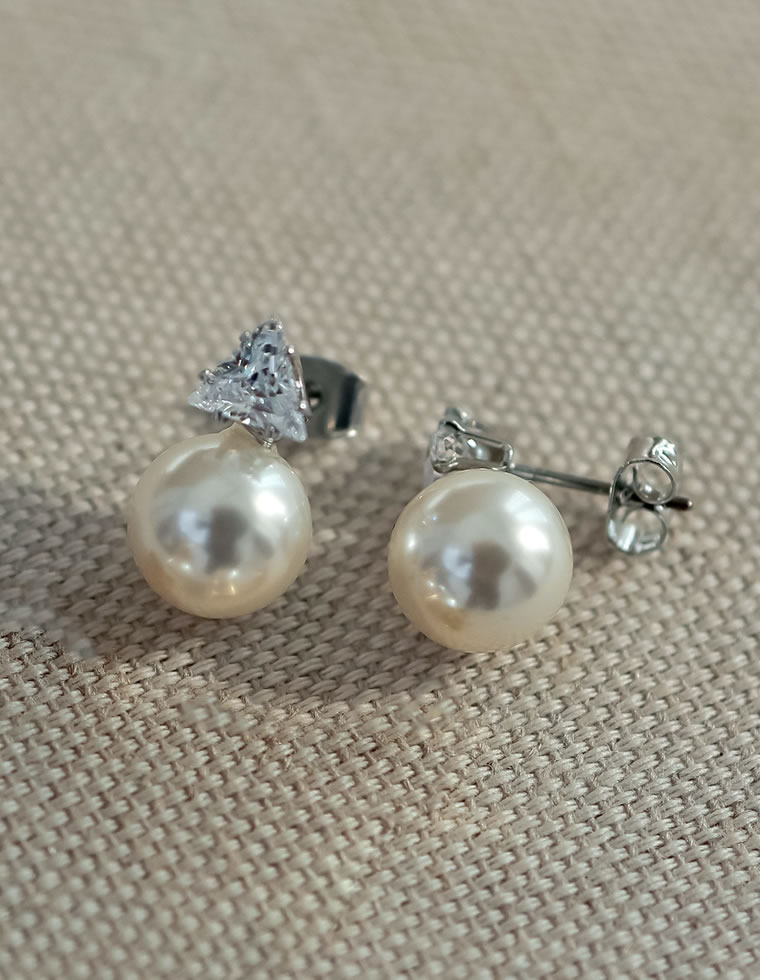 フェイクパール×トライアングルピアス