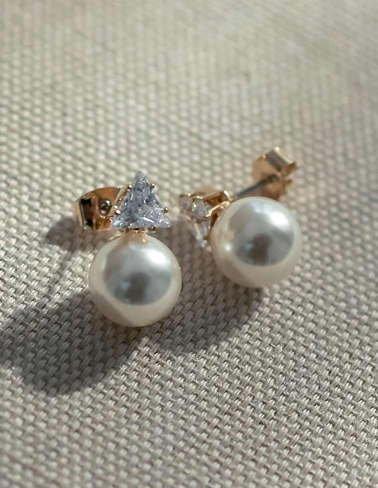 フェイクパール×トライアングルピアス