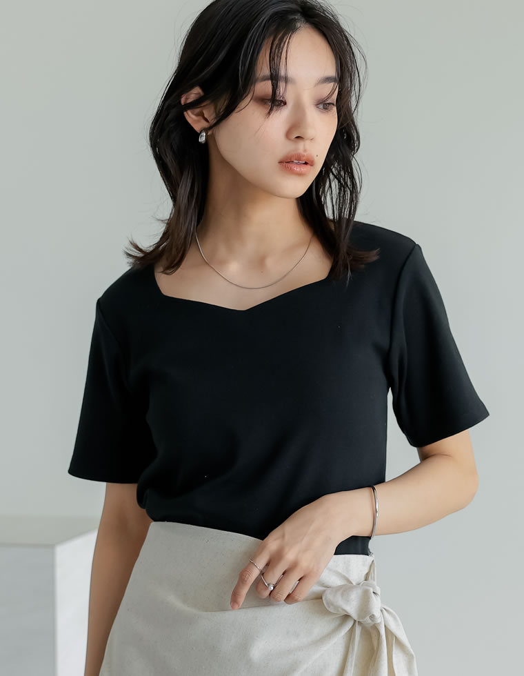 ペンタゴンネック半袖Tシャツ