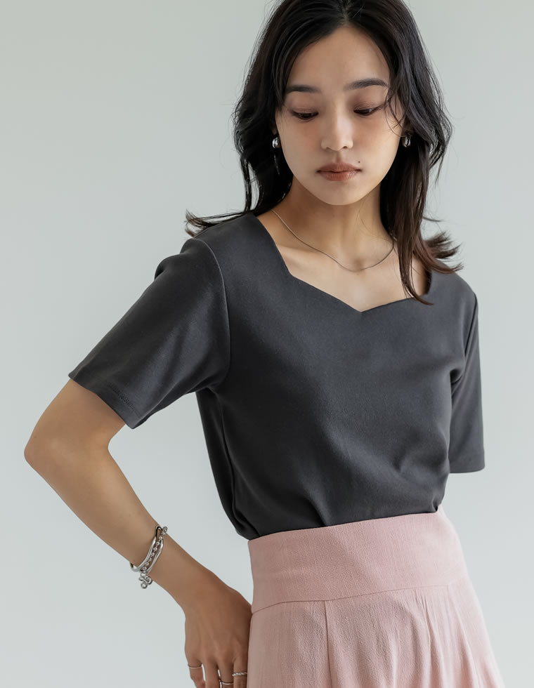 ペンタゴンネック半袖Tシャツ