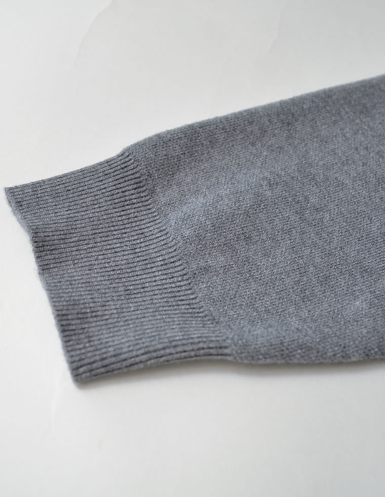刺繍ロゴエンブレムニットトップス
