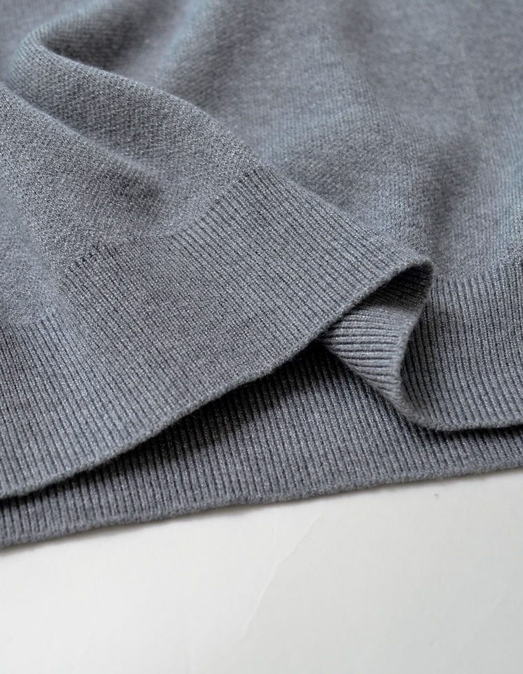 刺繍ロゴエンブレムニットトップス