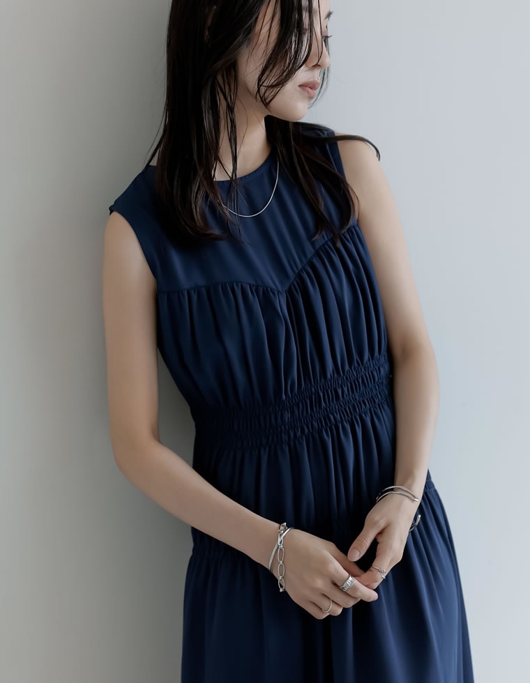 シフォンギャザーデザインワンピース