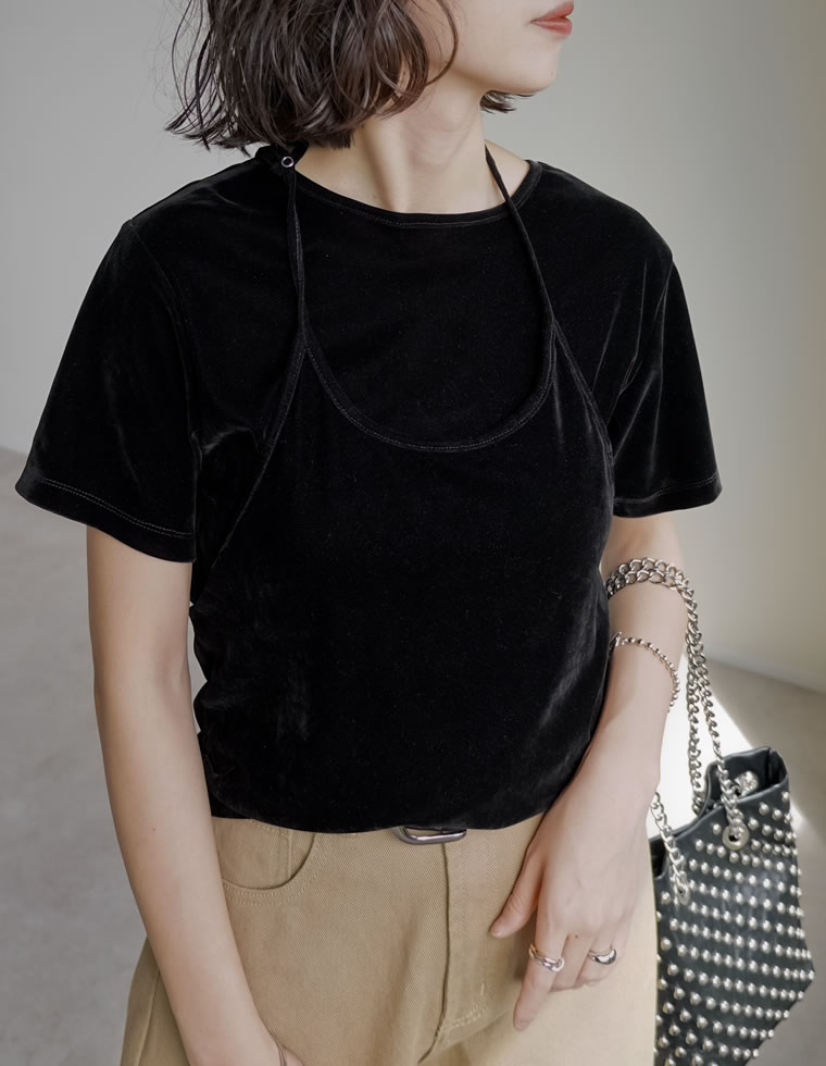 カットベロアホルターネックビスチェ×Ｔシャツ
