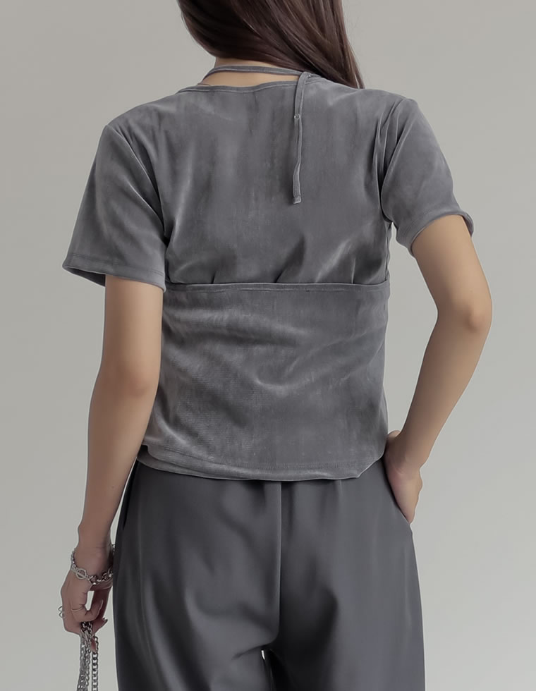 カットベロアホルターネックビスチェ×Ｔシャツ