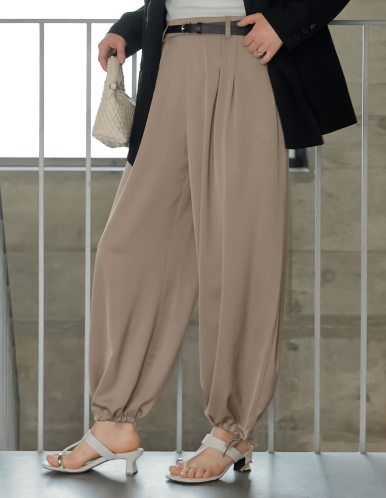 サテン裾ドロストバルーンワイドパンツ