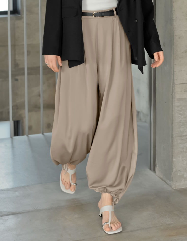 サテン裾ドロストバルーンワイドパンツ